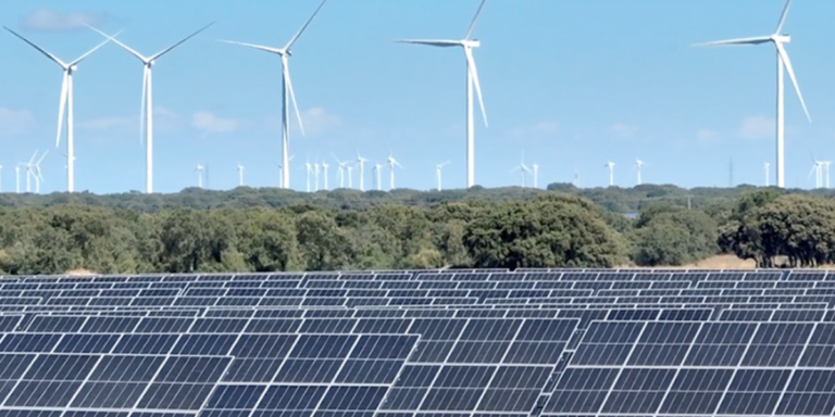 Iberdrola ha finalizado la construcción en Burgos de la primera planta fotovoltaica híbrida eólica y solar de España y ya está inmersa en los trabajos del proceso de puesta en marcha.