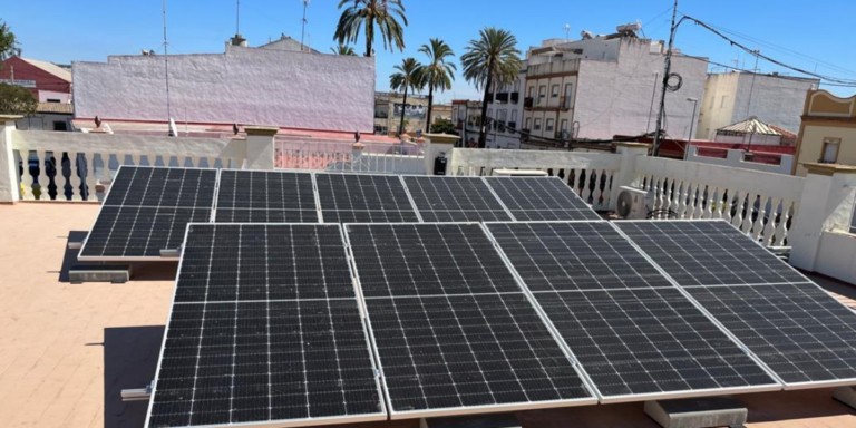 LLos edificios municipales de Isla Mayor se pasan a la energía solar dotando a 3 edificios públicos municipales de instalaciones fotovoltaicas.