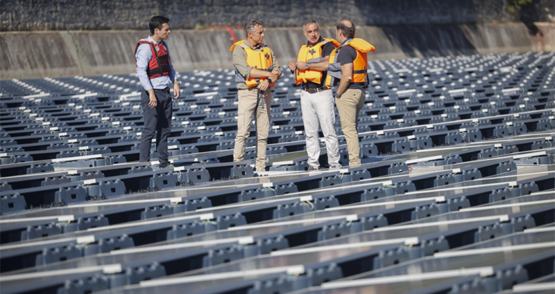 La instalación solar fotovoltaica flotante está ubicada en el depósito inferior de la minicentral hidroeléctrica del Canal de Isabel II de Madrid. 