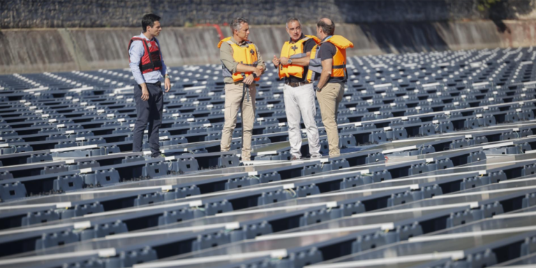 La instalación solar fotovoltaica flotante está ubicada en el depósito inferior de la minicentral hidroeléctrica del Canal de Isabel II de Madrid.