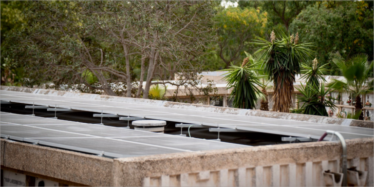 Más de mil paneles fotovoltaicos para abastecer de electricidad al cementerio de San Gabriel (Málaga) mediante una cubierta solar.