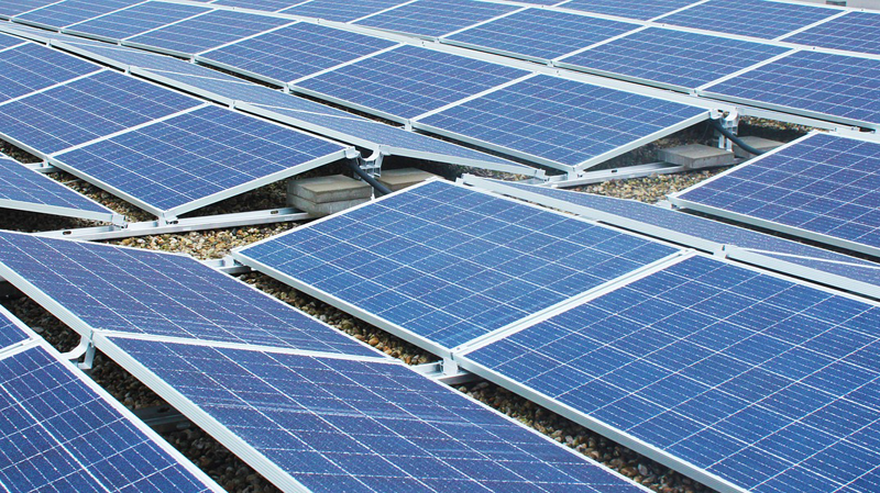 Para un consumo eléctrico sostenible, se ha instalado una planta de paneles solares en la azotea del edificio de Nuevos Ministerios (Madrid), que genera electricidad para las electrolineras.