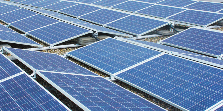 Para que el consumo eléctrico sea sostenible, se ha instalado una planta de paneles solares en la azotea del edificio de Nuevos Ministerios (Madrid) y que genera electricidad para las electrolineras.