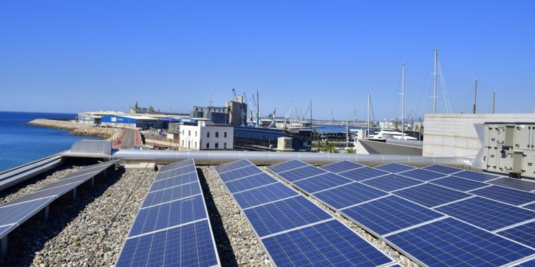 La instalación de estos paneles solares fotovoltaicos generará el 17% del total de la energía necesaria en el Moll de Costa del Puerto de Tarragona.