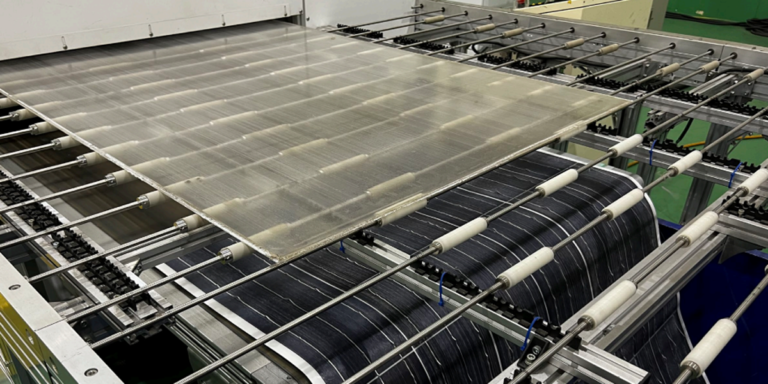 La IEA-PVPS ha publicado un informe de resultados sobre la evaluación del ciclo de vida (LCA) de la delaminación de módulos fotovoltaicos de silicio cristalino con tecnología de cuchilla caliente.
