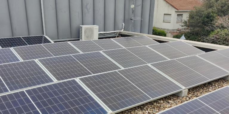 La Escuela Infantil Las Ardillas de Torrelodones contará con una cubierta fotovoltaica formada por 108 paneles de 345 W cada uno, obteniendo una potencia del campo solar de 37,26 kW a través de un inversor de 36 kW.