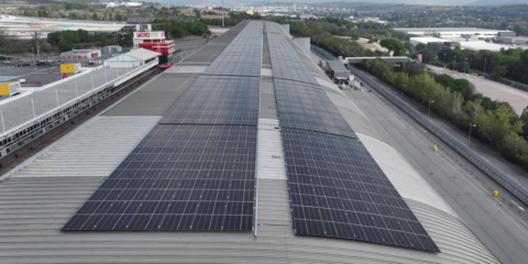 Más de mil paneles solares en la cubierta de la Tribuna Principal del Circuito de Cataluña