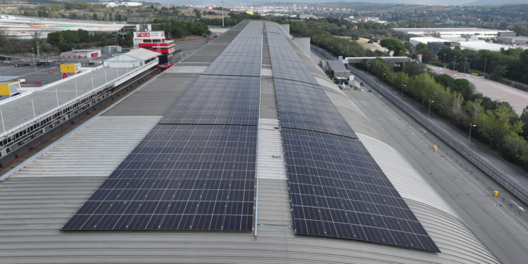 El Circuito ha inaugurado la que es la mayor instalación fotovoltaica de autoconsumo pública de Cataluña con un total de 1.239 paneles solares instalados en la cubierta.