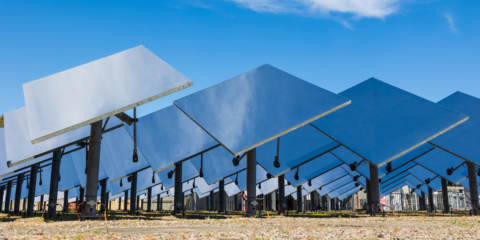Investigan solar térmica en Australia con partículas cerámicas en caída para capturar y almacenar energía