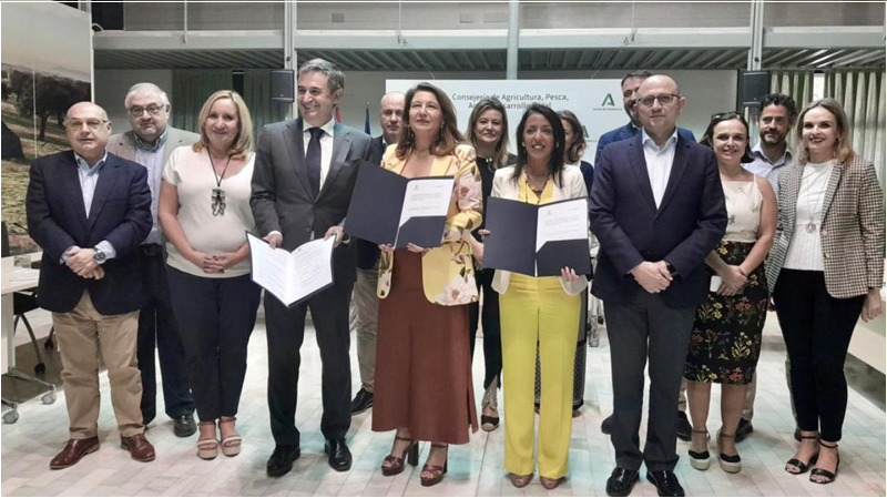 La Consejería de Agricultura ha firmado un acuerdo con Endesa para impulsar la energía agrovoltaica.