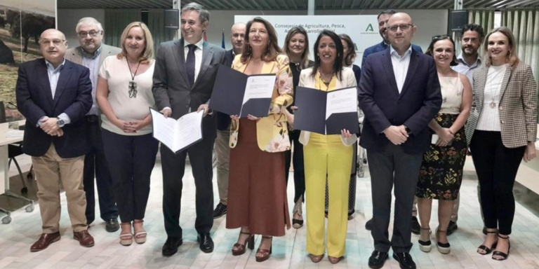 La Consejería de Agricultura ha firmado un acuerdo con Endesa para impulsar la energía agrovoltaica.