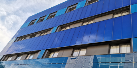 La fachada fotovoltaica ventilada de una residencia de estudiantes de Sevilla aísla el edificio