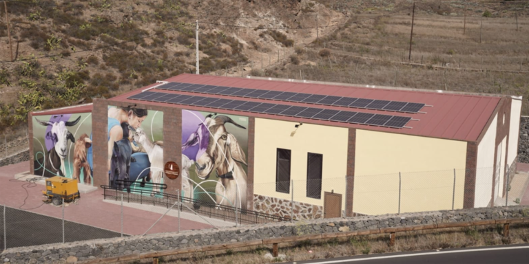 El Cabildo impulsa la autosuficiencia energética en el Centro de Interpretación del Queso y el Pastoreo con una instalación de placas fotovoltaicas.