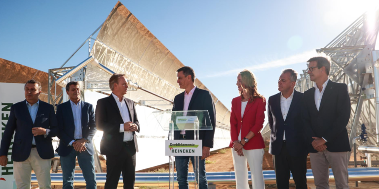 Heineken España y Engie España inauguran la planta termosolar de uso industrial más grande de Europa en Sevilla.