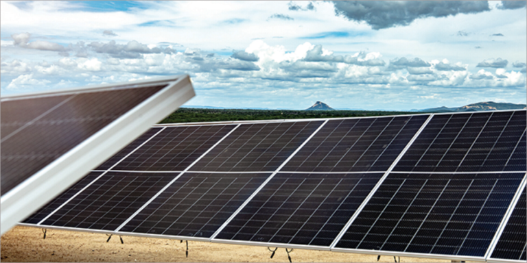 Los primeros equipos destinados a la producción de módulos fotovoltaicos ya han llegado al emplazamiento de Langreo.