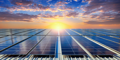 El Informe muestra cómo la UE respondió de manera colectiva y efectiva a la agresión de Rusia en Ucrania y al armamento de sus suministros energéticos, acelerando la transición a la energía limpia, diversificando los suministros y ahorrando energía.