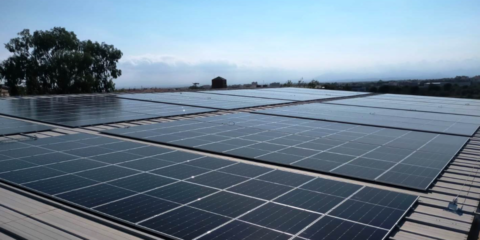 La instalación solar de autoconsumo de la piscina municipal de Roses entra en funcionamiento