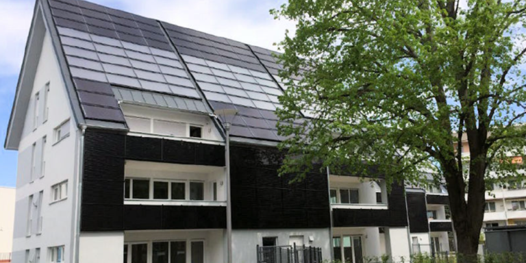 Este edificio multifamiliar en Alemania con un gran campo de colectores y almacenamiento estacional alcanza una fracción solar del 83 % en el aspecto térmico.
