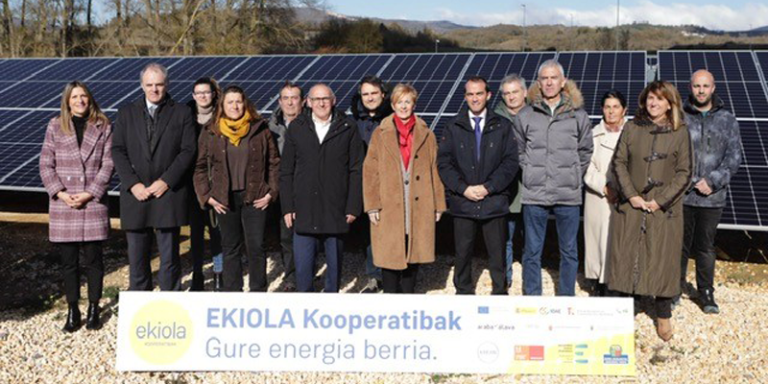 Representantes del ejecutivo local posan ante el parque solar Ekiola Mendialdea.