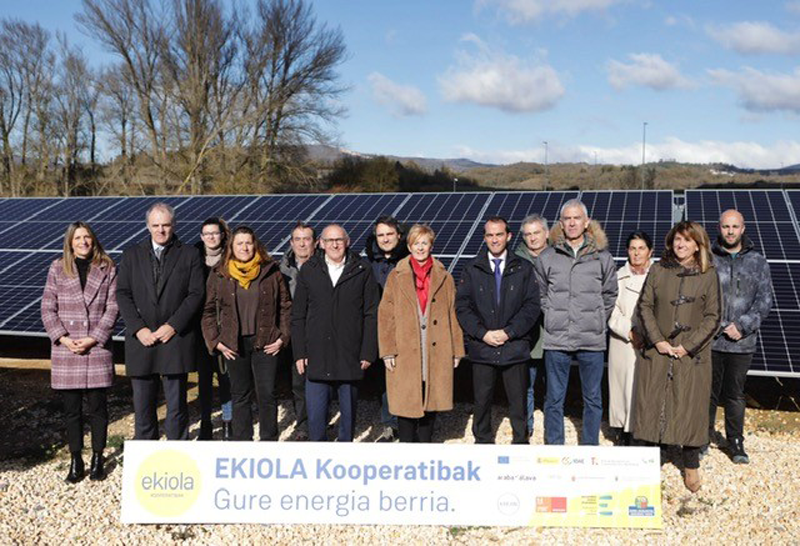 Representantes del ejecutivo local posan ante el parque solar Ekiola Mendialdea.