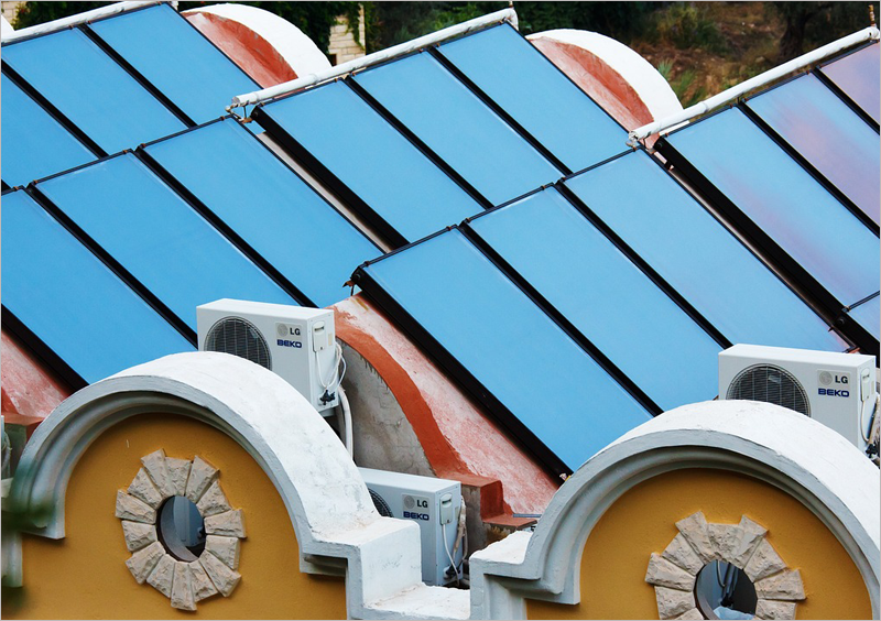 Cubierta de una vivienda con paneles de energía solar térmica.