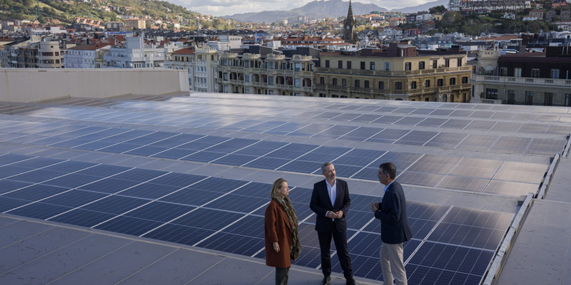 Tres personas viendo el techo solar del Palacio de Congresos Kursaal.