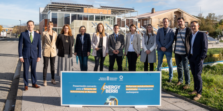 Industria firma un acuerdo pionero con las distribuidoras de energía que operan en Navarra para fomentar el autoconsumo