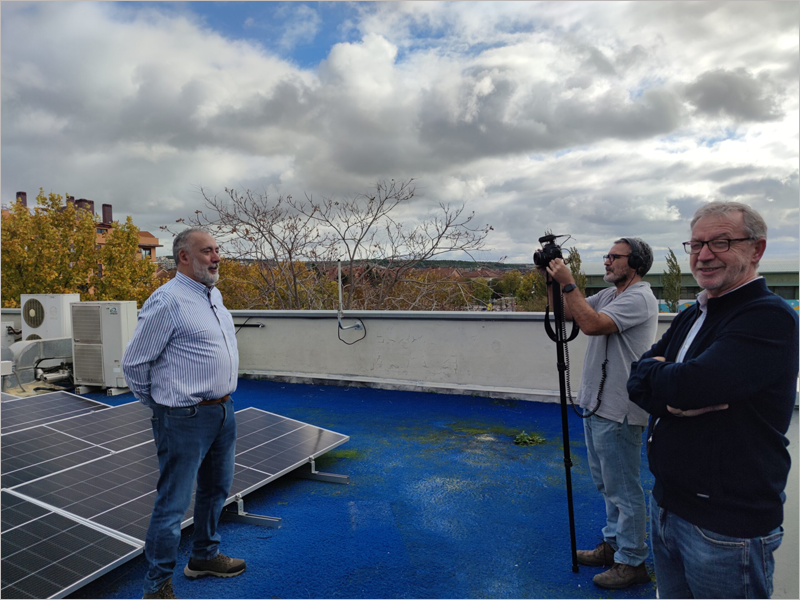 Tres personas del Ayuntamiento de Rivas Vaciamadrid grabando un vídeo en la cubierta de un edificio.