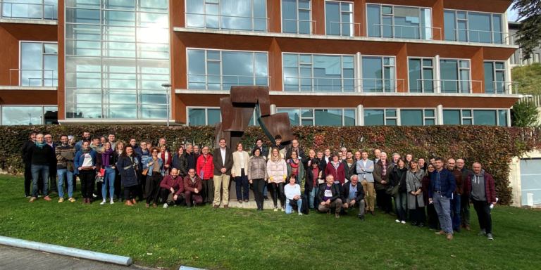 Foto de grupo de los asistentes a la jornada de presentación de la oficina Vikena.