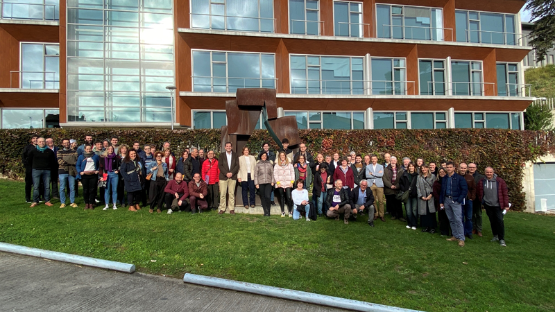 Foto de grupo de los asistentes a la jornada de presentación de la oficina Vikena.