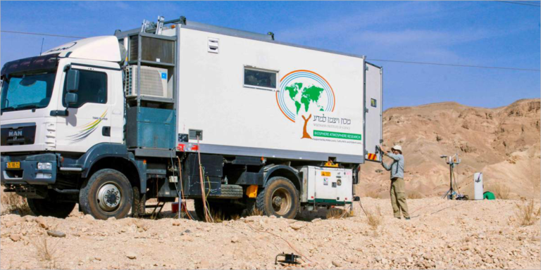 Foto del camión en el que los investigadores se desplazaron para realizar mediciones de radiación solar en Aravá (Israel).