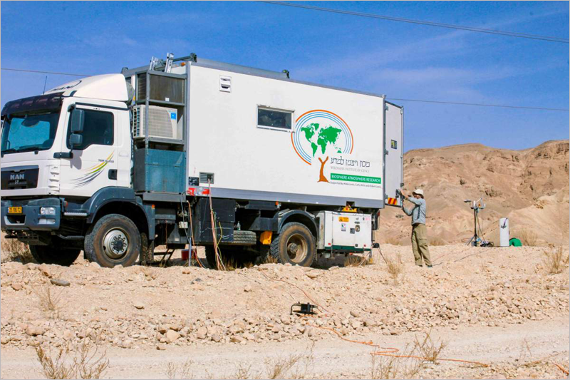 Foto del camión en el que los investigadores se desplazaron para realizar mediciones de radiación solar en Aravá (Israel).