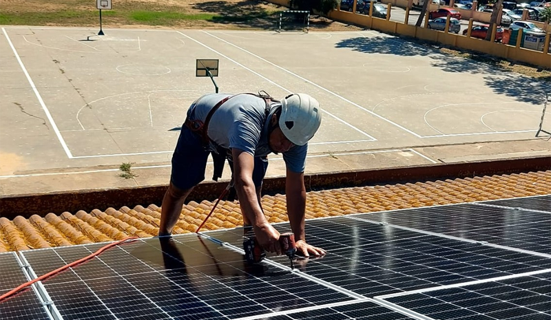Instalación de placas fotovoltaicas en colegios de La Línea de la Concepción.