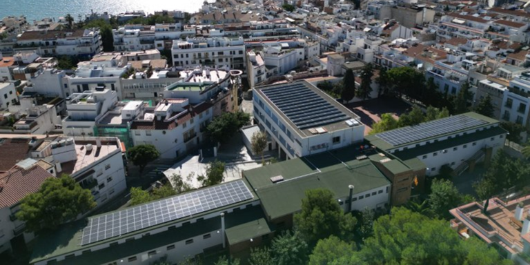 Escuela con cubierta fotovoltaica.