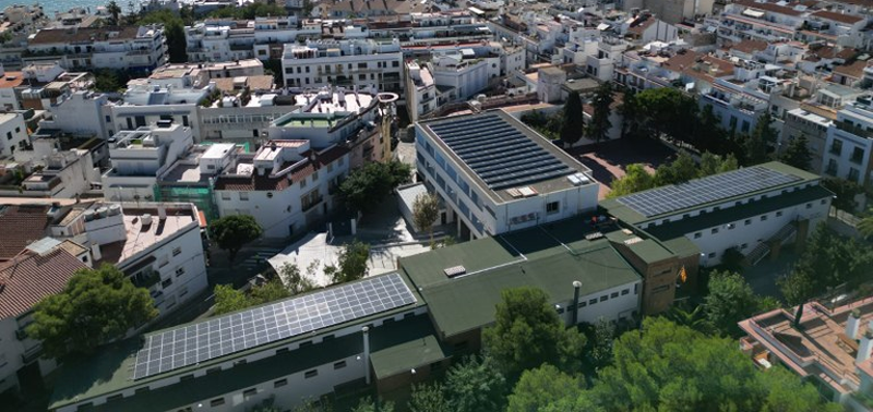Escuela con cubierta fotovoltaica.
