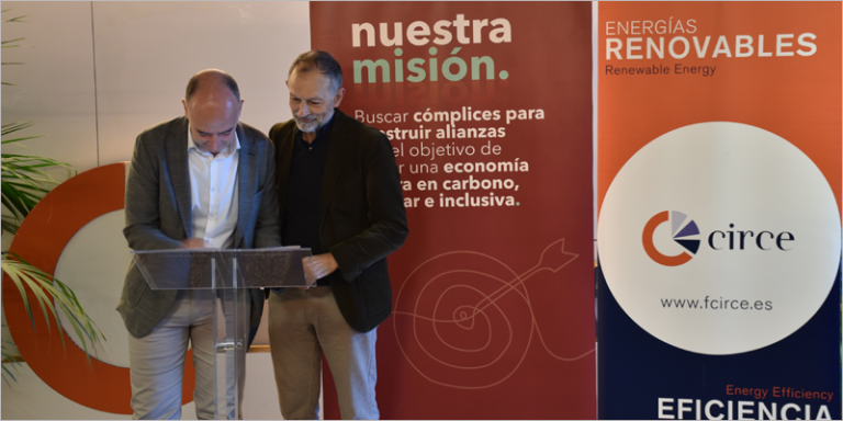 El director general de CIRCE, Andrés Llombart, y el director de ECODES, Víctor Viñuales firmando un acuerdo de colaboración.