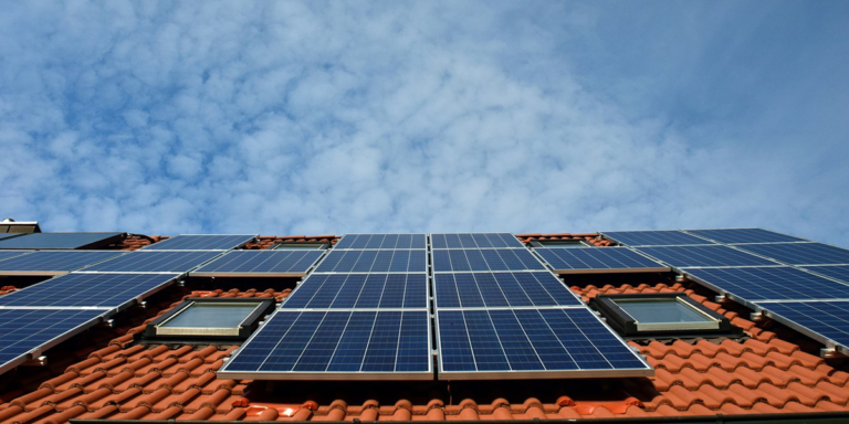 Paneles solares en un tejado.