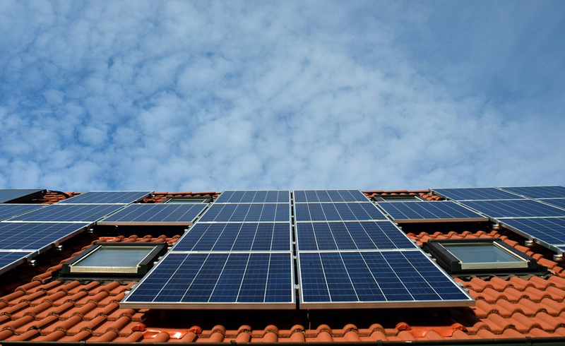 Paneles solares en un tejado.