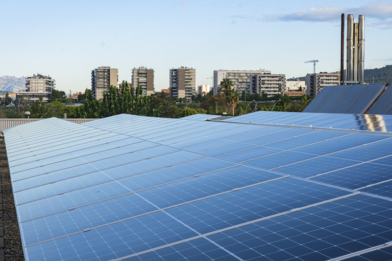 Placas fotovoltaicas en la cubierta del polideportivo Salvador Gimeno en Sant Joan Despí.