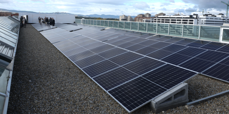 La instalación de paneles fotovoltaicos en el Campus de Arrosadia de la UPNA concluirá próximamente