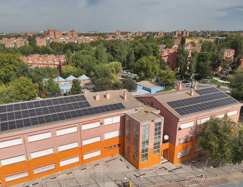 Paneles solares en el colegio público La Escuela.