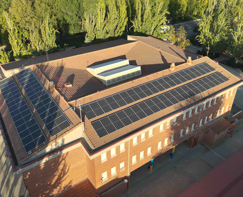 Placas solares en el tejado del colegio público Los Almendros, de Rivas.