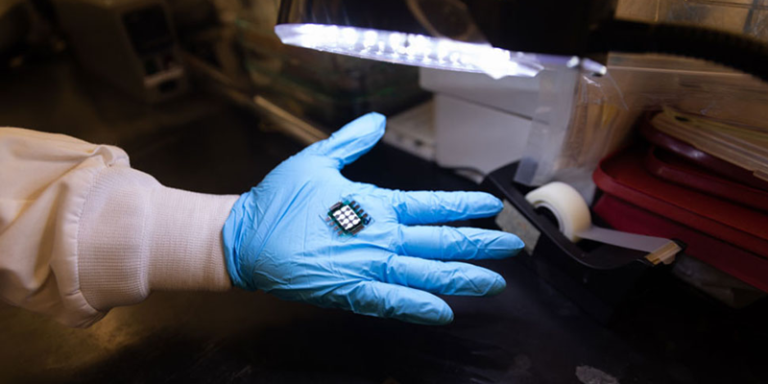Científico mostrando su hallazgo de nuevos materiales para células solares.