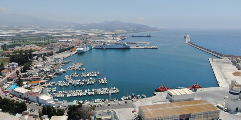 El Puerto de Motril se convertirá en isla verde gracias al proyecto 'Green Deal Motril' con el que se pretende descarbonizar los muelles sobre todo gracias a marquesinas fotovoltaicas.