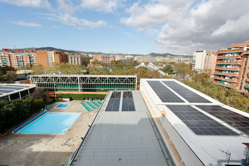 Siete centros deportivos municipales de Barcelona contarán con placas fotovoltaicas