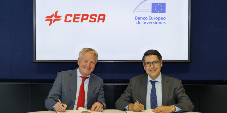 Foto del acuerdo firmado entre Cepsa y el BEI.