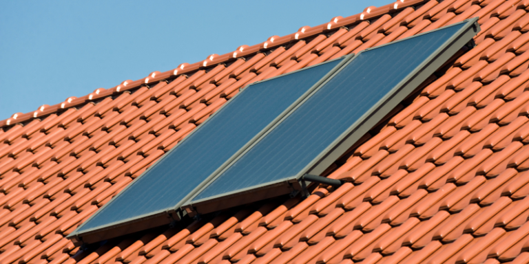 Foto de un panel solar en la cubierta de un edificio.