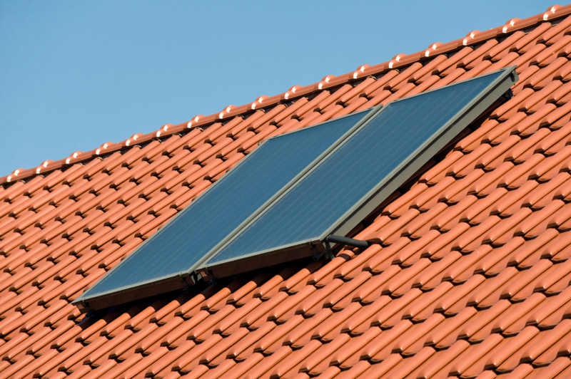 Foto de un panel solar en la cubierta de un edificio.