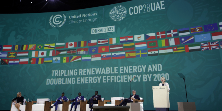 Foto del Compromiso Global sobre Energías Renovables y Eficiencia Energética, uno de los acuerdos alcanzados durante la Cumbre Mundial de Acción Climática (COP28) celebrada este año.