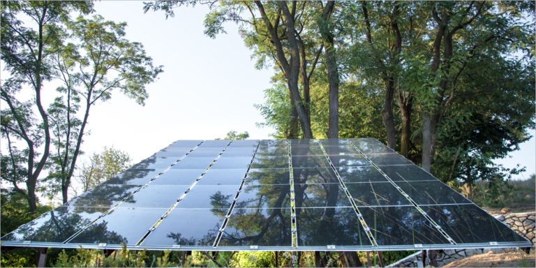 Imagen de energía solar fotovoltaica extraída del banco de imágenes Freepik.